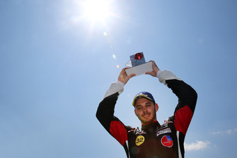 Il vincitore Gianmarco Quaresmini, Dinamic Motorsport, festeggia sul podio