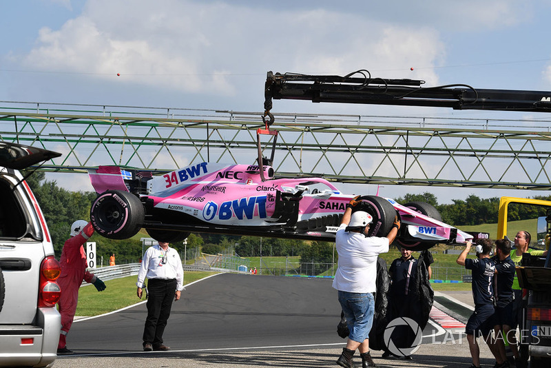 La voiture de Nikita Mazepin, Force India VJM11, est prise en charge par les commissaires