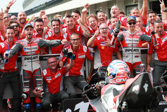 Il vincitore della gara Andrea Dovizioso, Ducati Team, il secondo classificato Jorge Lorenzo, Ducati Team