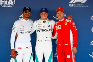 Lewis Hamilton, Mercedes AMG F1, Pole sitter Valtteri Bottas, Mercedes AMG F1, en Sebastian Vettel, Ferrari