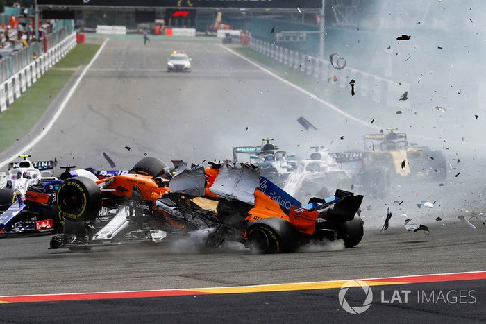 Fernando Alonso, McLaren MCL33, vuela sobre Charles Leclerc, Sauber C37, despues del contacto de Nico Hulkenberg, Renault Sport F1 Team R.S. 18, en la salida