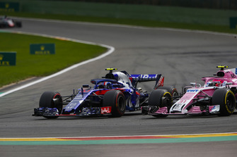 Pierre Gasly, Toro Rosso STR13, battles with Esteban Ocon, Racing Point Force India VJM11