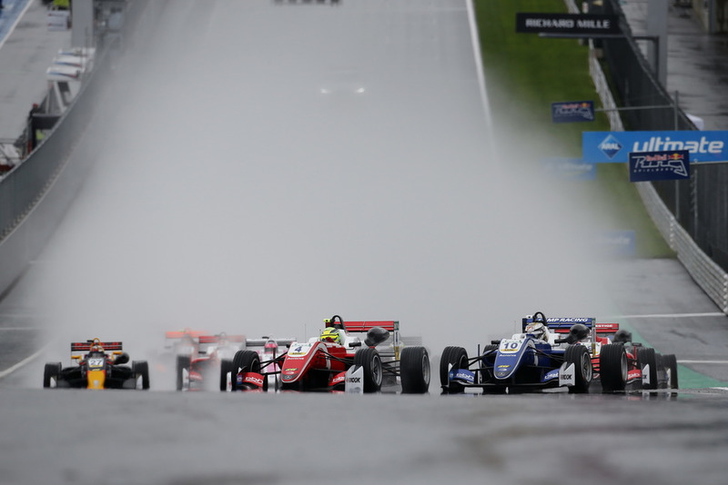 Start van de race, Mick Schumacher, PREMA Theodore Racing Dallara F317 - Mercedes-Benz leidt