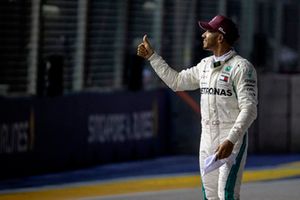 Il poleman Lewis Hamilton, Mercedes AMG F1, festeggia nel parco chiuso