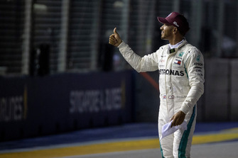 Il poleman Lewis Hamilton, Mercedes AMG F1, festeggia nel parco chiuso