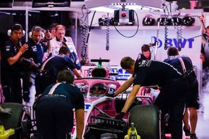 Sergio Perez, Racing Point Force India VJM11, retourne au garage