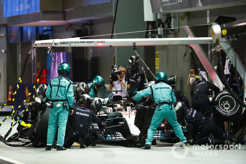 Lewis Hamilton, Mercedes AMG F1 W09 EQ Power+, en pits