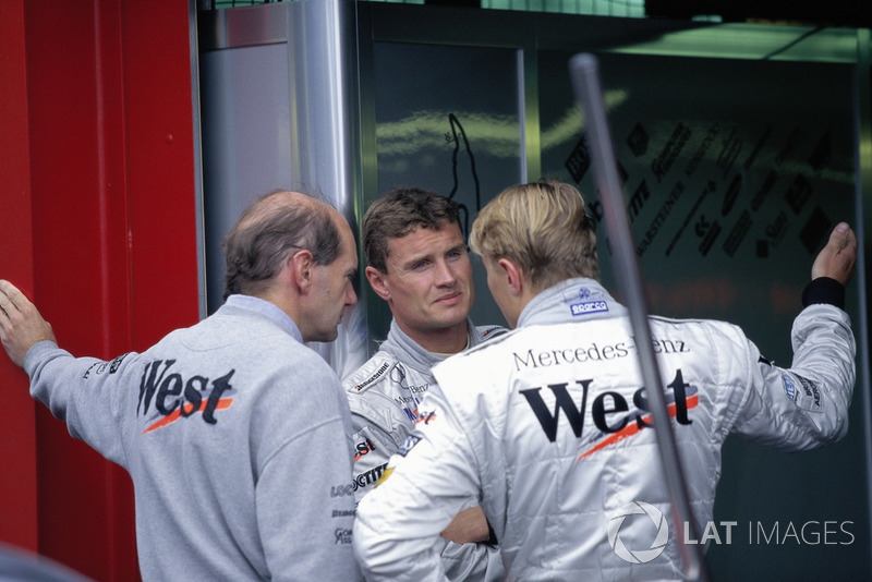 David Coulthard talks with Adrian Newey and Mika Hakkinen in the McLaren pits