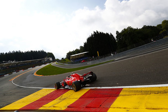 Kimi Raikkonen, Ferrari SF71H, solleva scintille