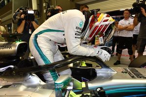 Il poleman Lewis Hamilton, Mercedes-AMG F1 W09, festeggia nel parco chiuso