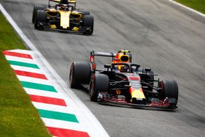 Max Verstappen, Red Bull Racing RB14, Carlos Sainz Jr., Renault Sport F1 Team RS 18