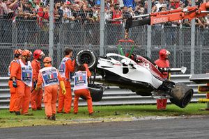 La voiture endommagée de Marcus Ericsson, Sauber C37 est dégagée