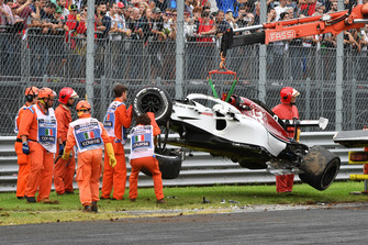 La voiture endommagée de Marcus Ericsson, Sauber C37 est dégagée