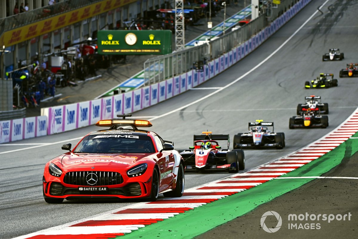 De safety car leidt David Schumacher, Trident, en Roman Stanek, Hitech Grand Prix