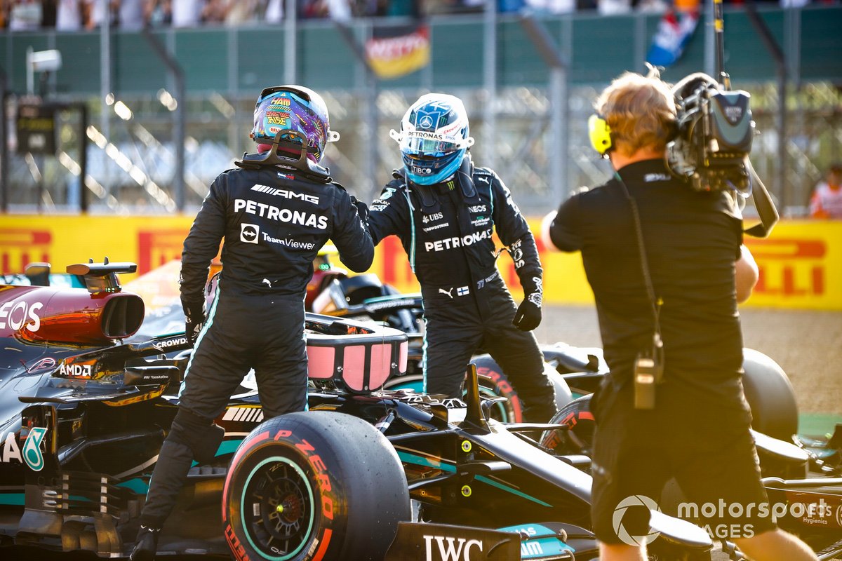 Valtteri Bottas, Mercedes, si congratula con Lewis Hamilton, Mercedes, per la pole
