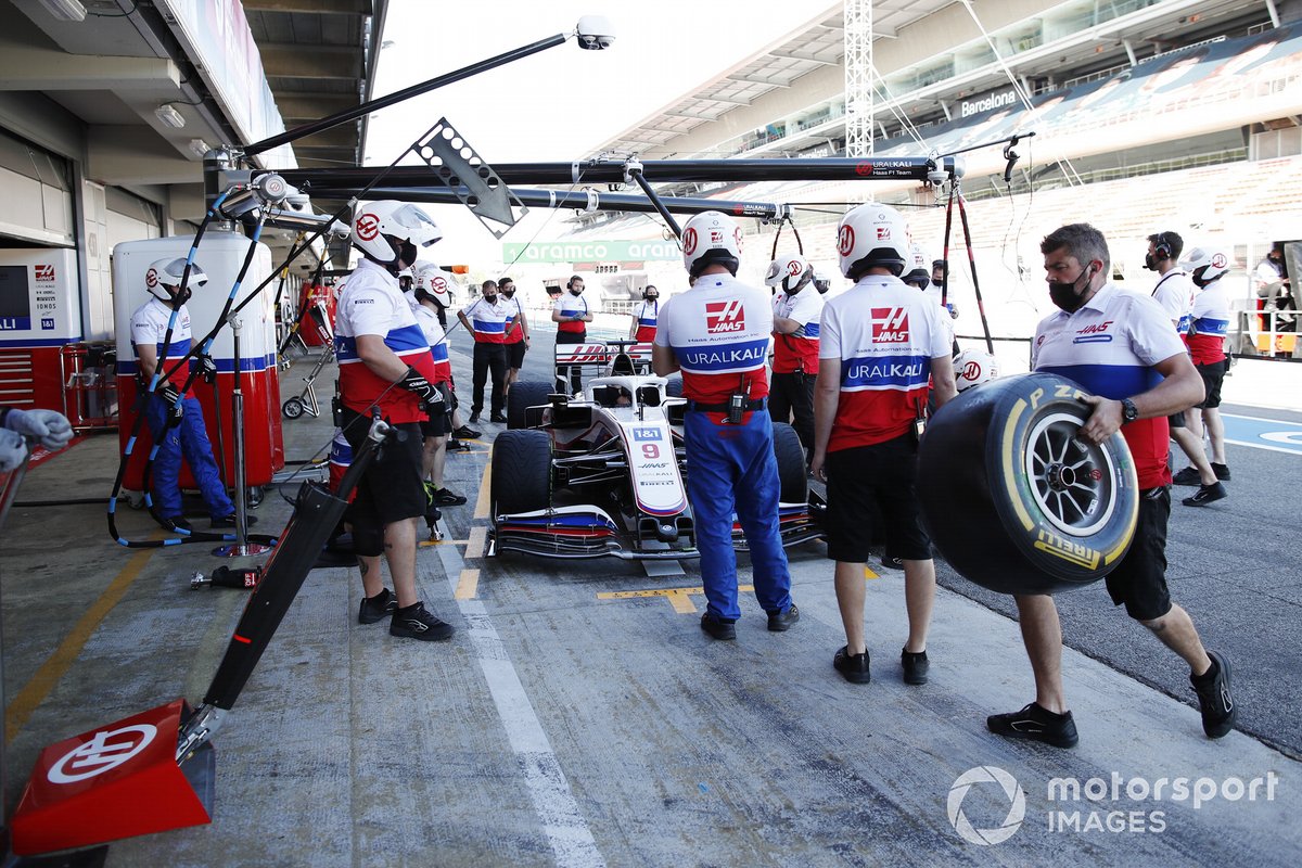 El equipo Haas practica un pitstop con Mick Schumacher Haas VF-21