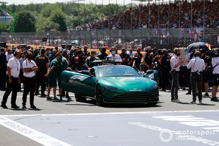 El Safety Car en la parrilla