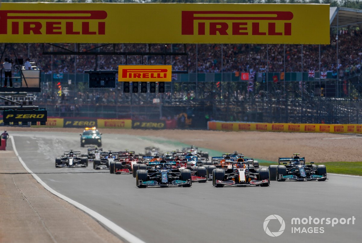 Max Verstappen, Red Bull Racing RB16B, 2 Lewis Hamilton, Mercedes W12