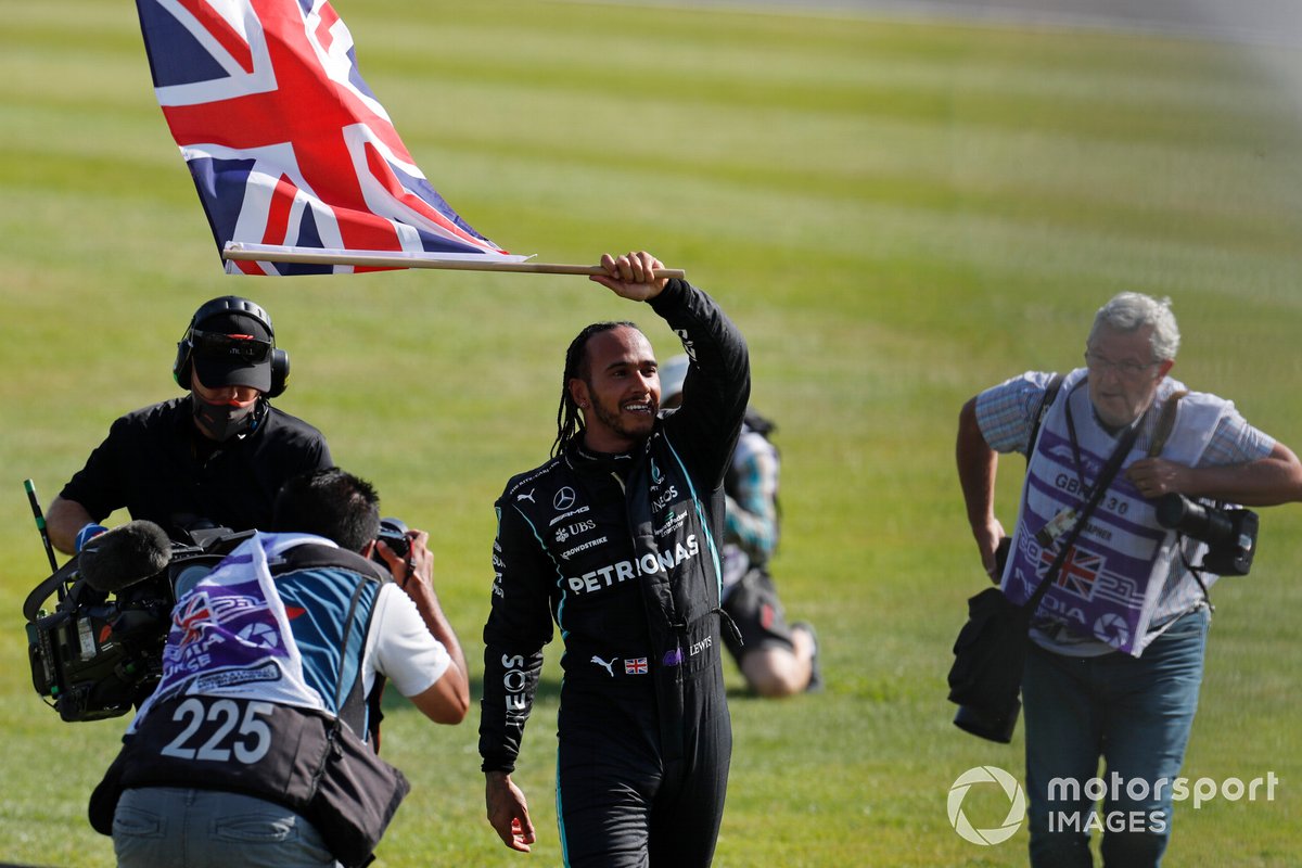 Lewis Hamilton, Mercedes, primo classificato, festeggia con la bandiera della Gran Bretagna