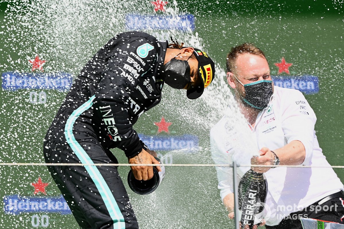 Lewis Hamilton, Mercedes, primo classificato, e il delegato per il trofeo Mercedes festeggiano con lo Champagne
