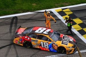 Le vainqueur Kyle Busch, Joe Gibbs Racing, Toyota Camry