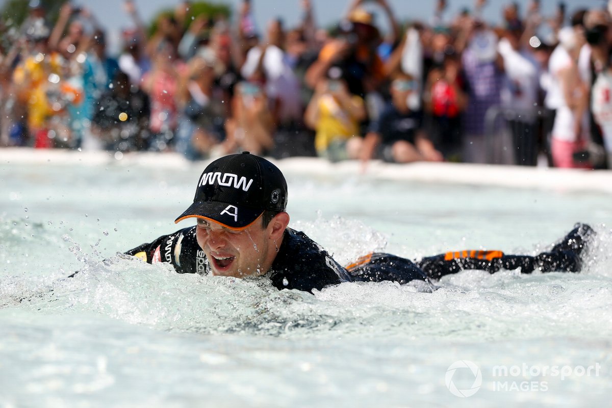 Ganador de la carrera Patricio O'Ward, Arrow McLaren SP Chevrolet celebra en la fuente