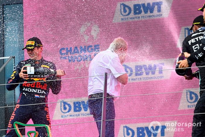 Podio: Helmut Marko, Consultor de Red Bull Racing, ganador de la carrera Max Verstappen, segundo lugar Lewis Hamilton, Mercedes