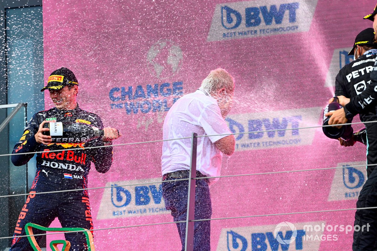 Max Verstappen, Red Bull Racing, 1° classificato, e Lewis Hamilton, Mercedes, 2° classificato, spruzzano Helmut Marko, Consulente, Red Bull Racing,