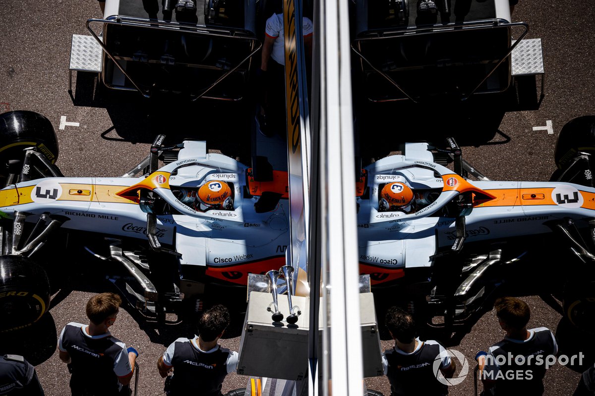 Daniel Ricciardo, McLaren MCL35M, lascia il garage