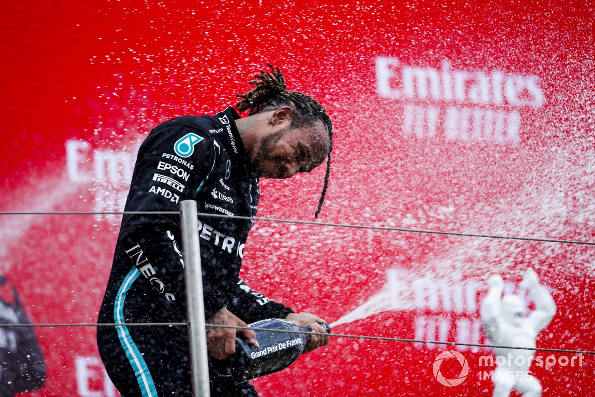 Lewis Hamilton, Mercedes, 2° classificato, sul podio