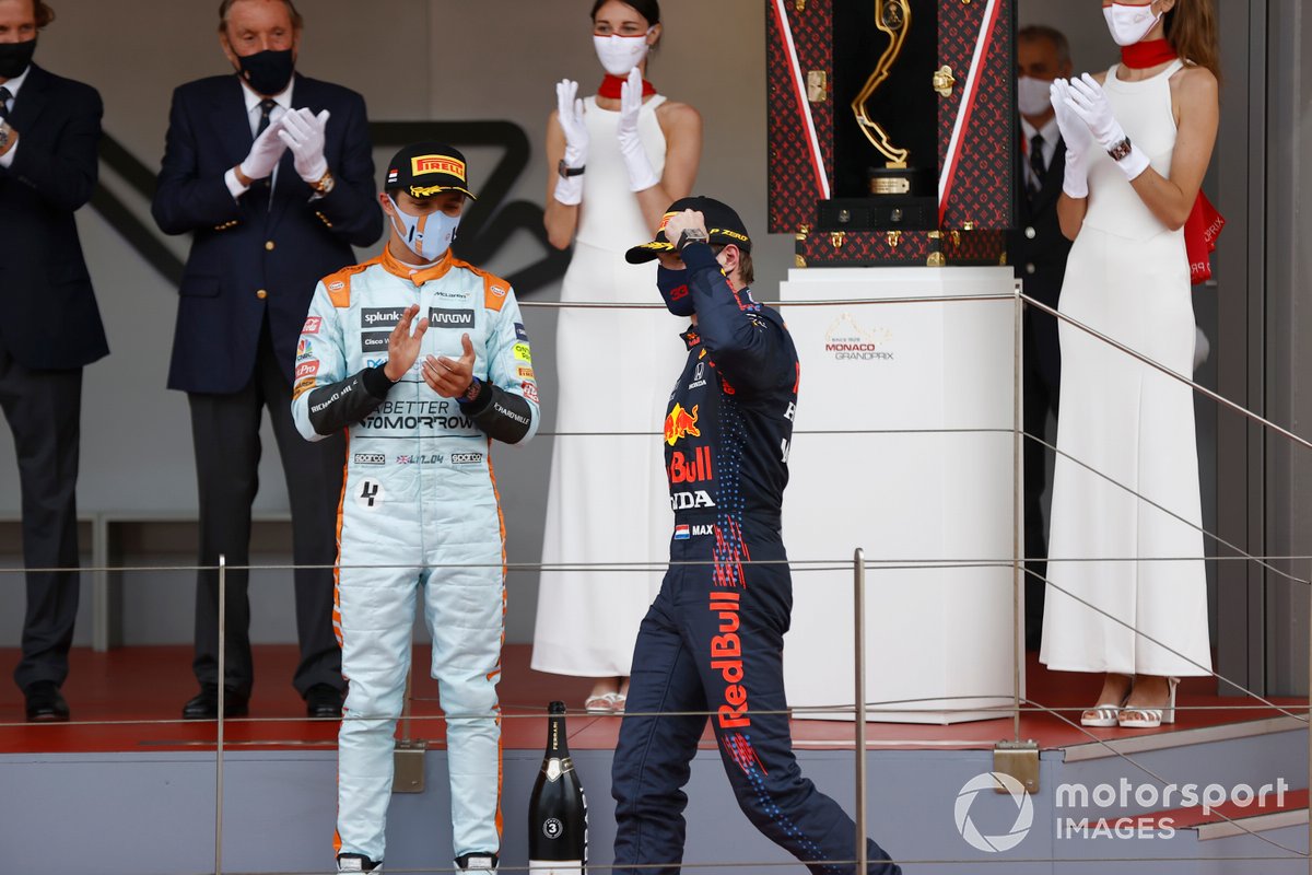 Lando Norris, McLaren, 3a posizione, applaude Max Verstappen, Red Bull Racing, 1a posizione