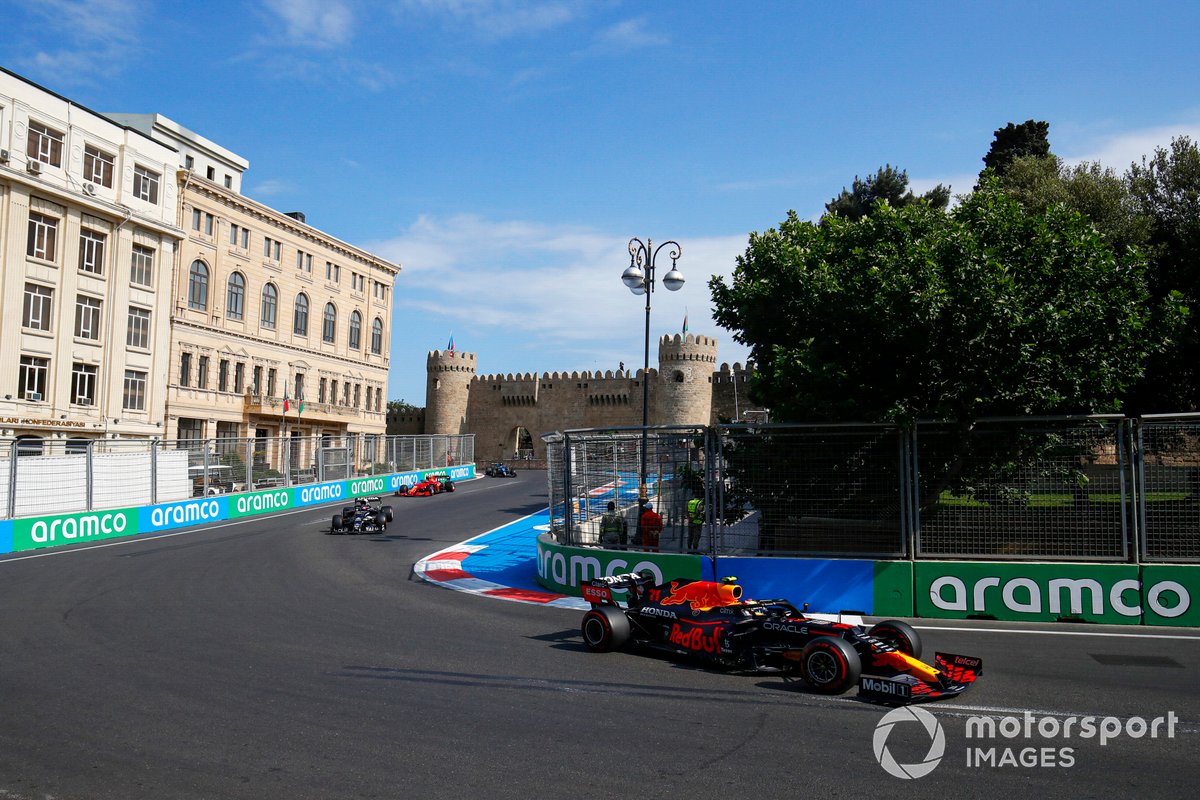 Sergio Pérez, Red Bull Racing RB16B, Pierre Gasly, AlphaTauri AT02
