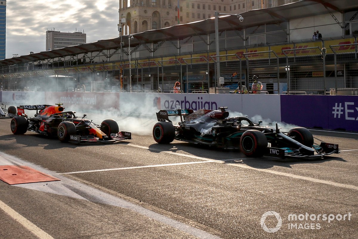Lewis Hamilton, Mercedes W12 se bloquea y se sigue de largo al reinicio, Pérez, Red Bull Racing RB16B