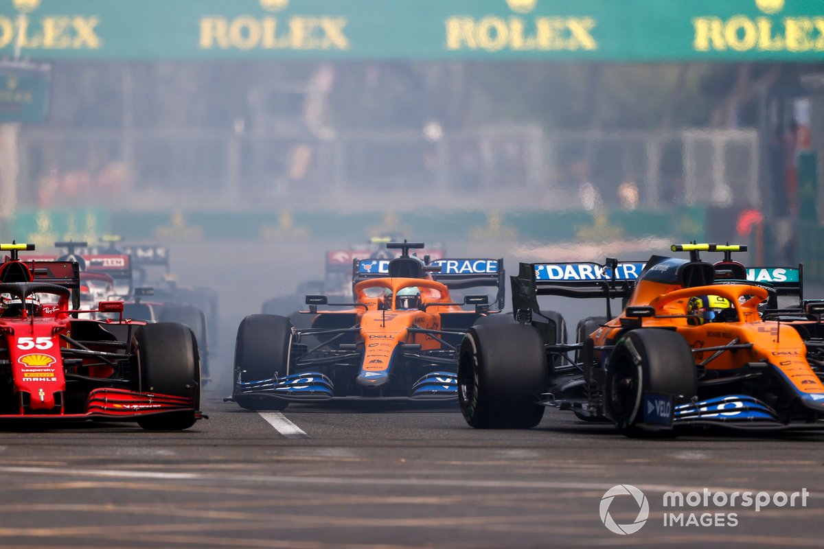 Lando Norris, McLaren MCL35M, Carlos Sainz Jr., Ferrari SF21, e Daniel Ricciardo, McLaren MCL35M, alla ripartenza