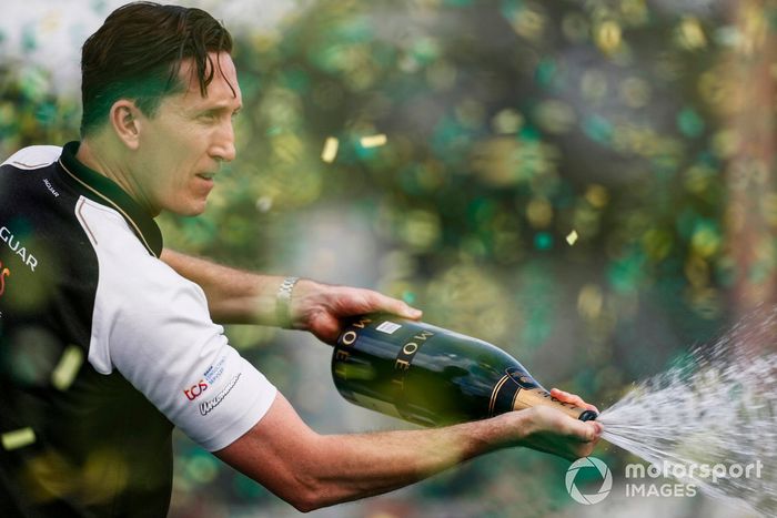 James Barclay, director del equipo Jaguar TCS Racing, rocía champán en el podio