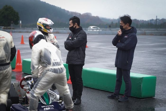 Takuma Sato, director de la Honda Racing School de Suzuka, Koji Watanabe, director general de HRC