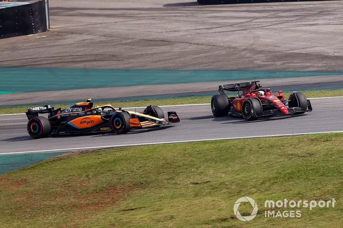 Choque entre Lando Norris, McLaren MCL36, y Charles Leclerc, Ferrari F1-75, resulta en un trompo