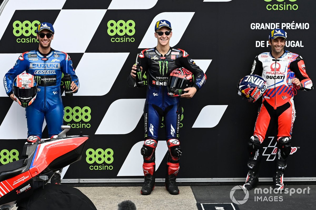 Top 3 tras la clasificación, Alex Rins, Team Suzuki MotoGP, ganador de la pole Fabio Quartararo, Yamaha Factory Racing, Johann Zarco, Pramac Racing