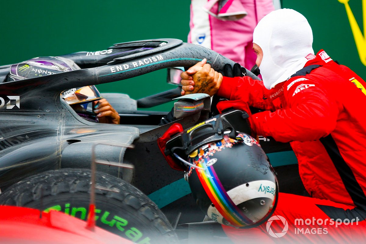 Ganador de la carrera y campeón del mundo Lewis Hamilton, Mercedes F1 W11 es felicitado por el tercer lugar Sebastian Vettel, Ferrari