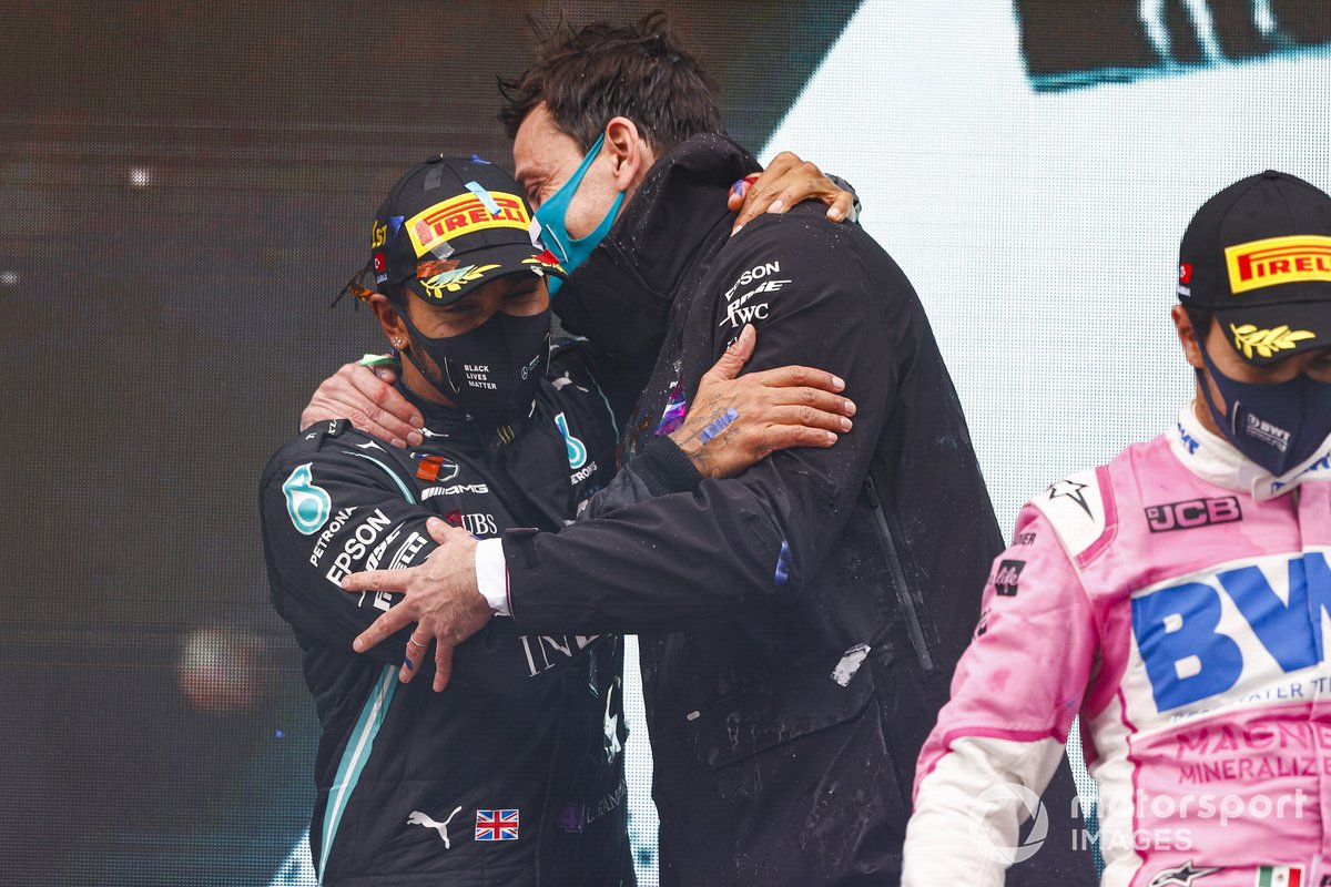 Podio: ganador y campeón del mundo Lewis Hamilton, Mercedes-AMG F1 con Toto Wolff, Director Ejecutivo Mercedes AMG