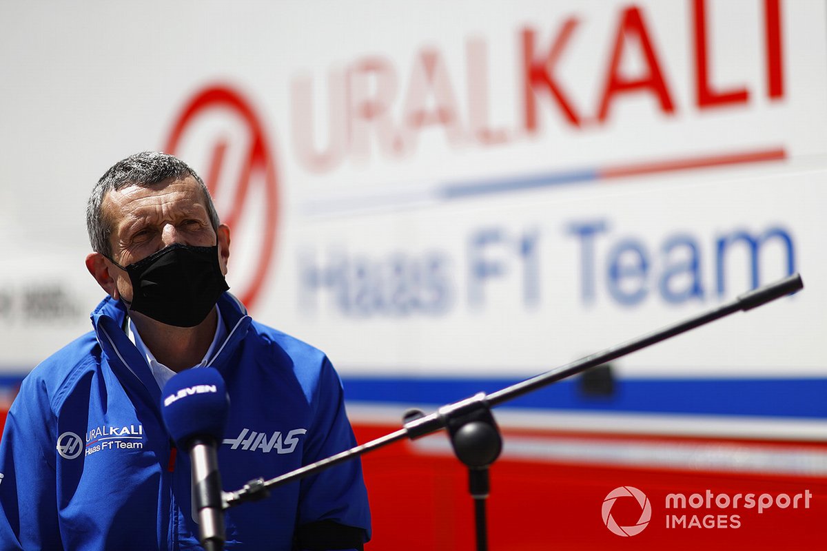 Guenther Steiner, director del equipo Haas F1, habla con los medios de comunicación