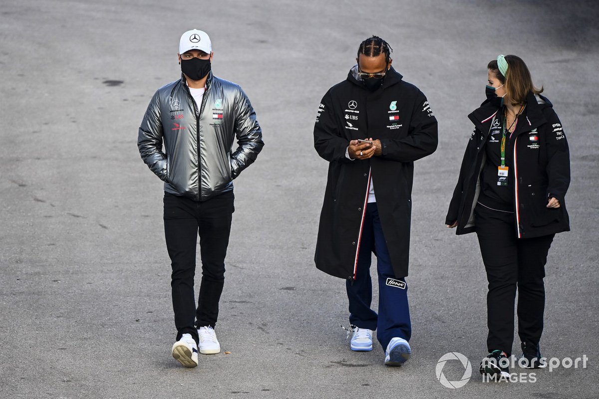 Valtteri Bottas, Mercedes-AMG F1 e Lewis Hamilton, Mercedes-AMG F1 nel paddock