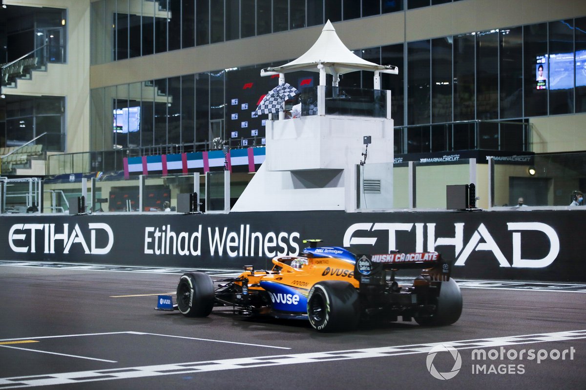 Lando Norris, McLaren MCL35, taglia il traguardo e prende la bandiera a scacchi