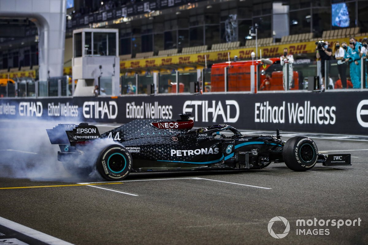 Lewis Hamilton, Mercedes F1 W11, terzo classificato, si esibisce in alcuni testacoda sulla griglia di partenza al termine della gara per festeggiare la conferma del suo 7° titolo mondiale piloti