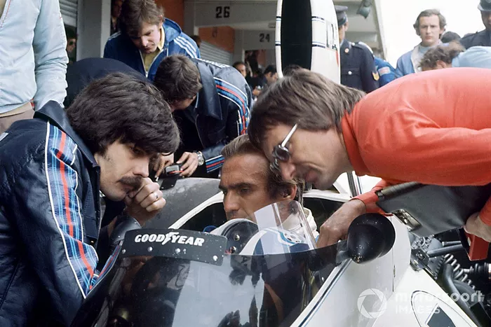 Gordon Murray y Bernie Ecclestone con Carlos Reutemann, Brabham BT44B-Ford