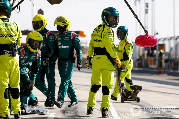 Mecánicos de Aston Martin 