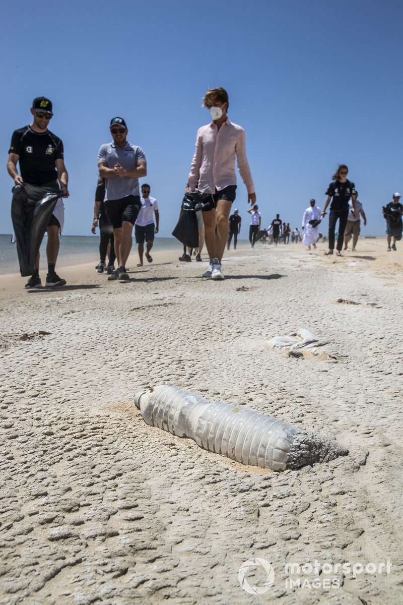 Basura en la playa al paso de Jenson Button, JBXE Extreme-E Team, y Nico Rosberg, fundador y CEO de Rosberg X Racing