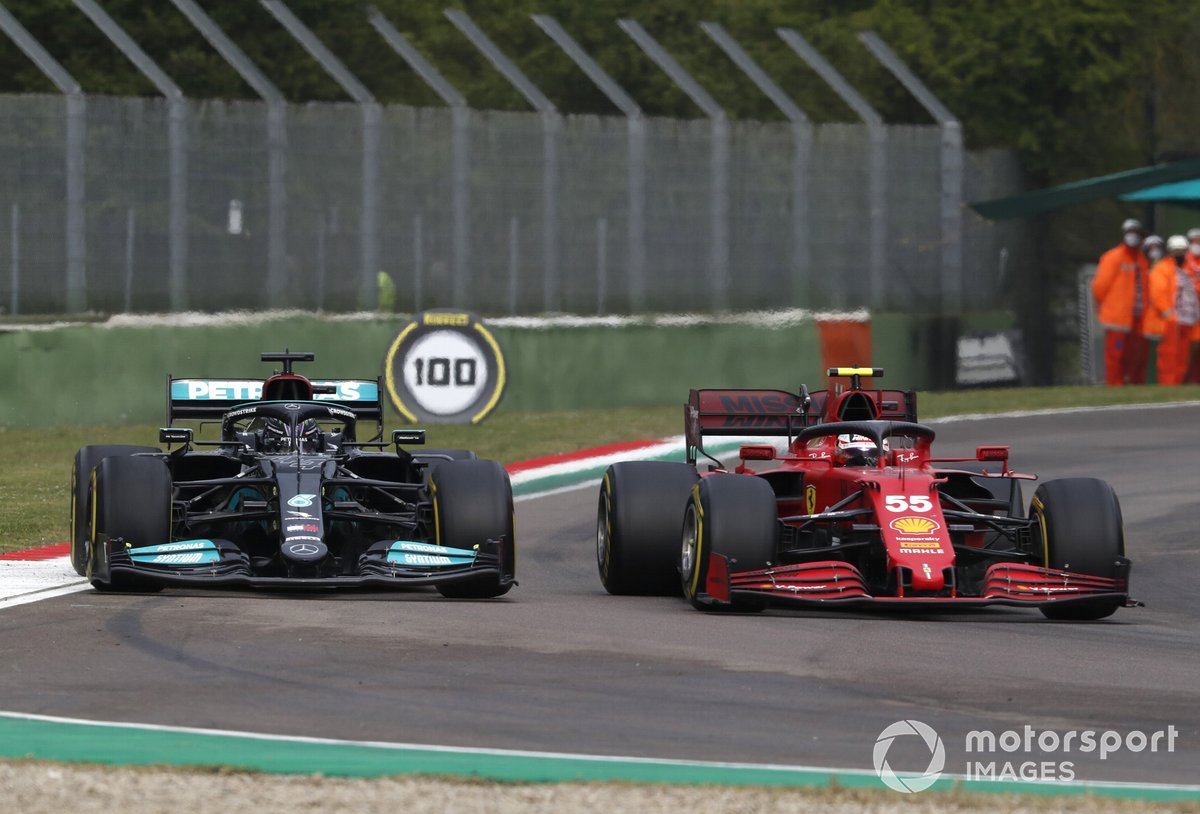 Carlos Sainz Jr., Ferrari SF21, Lewis Hamilton, Mercedes W12