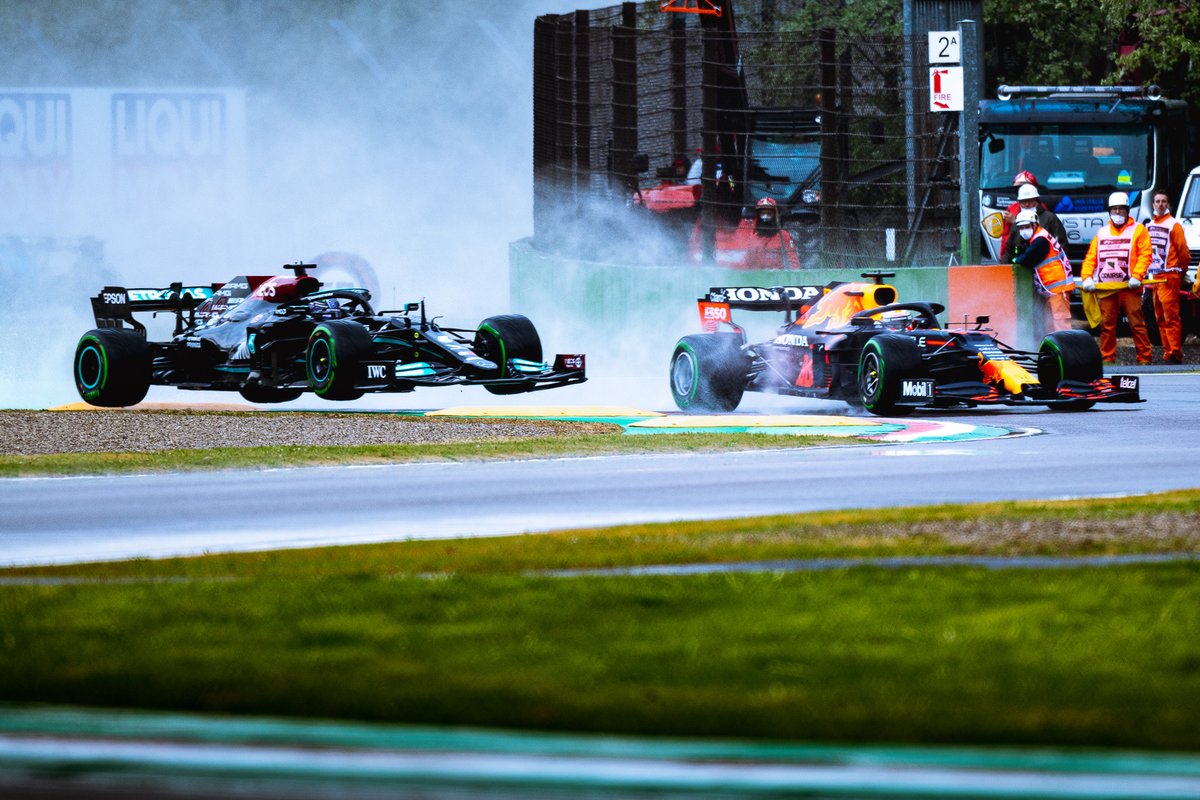 Max Verstappen, Red Bull Racing RB16B, e Lewis Hamilton, Mercedes W12, alla partenza