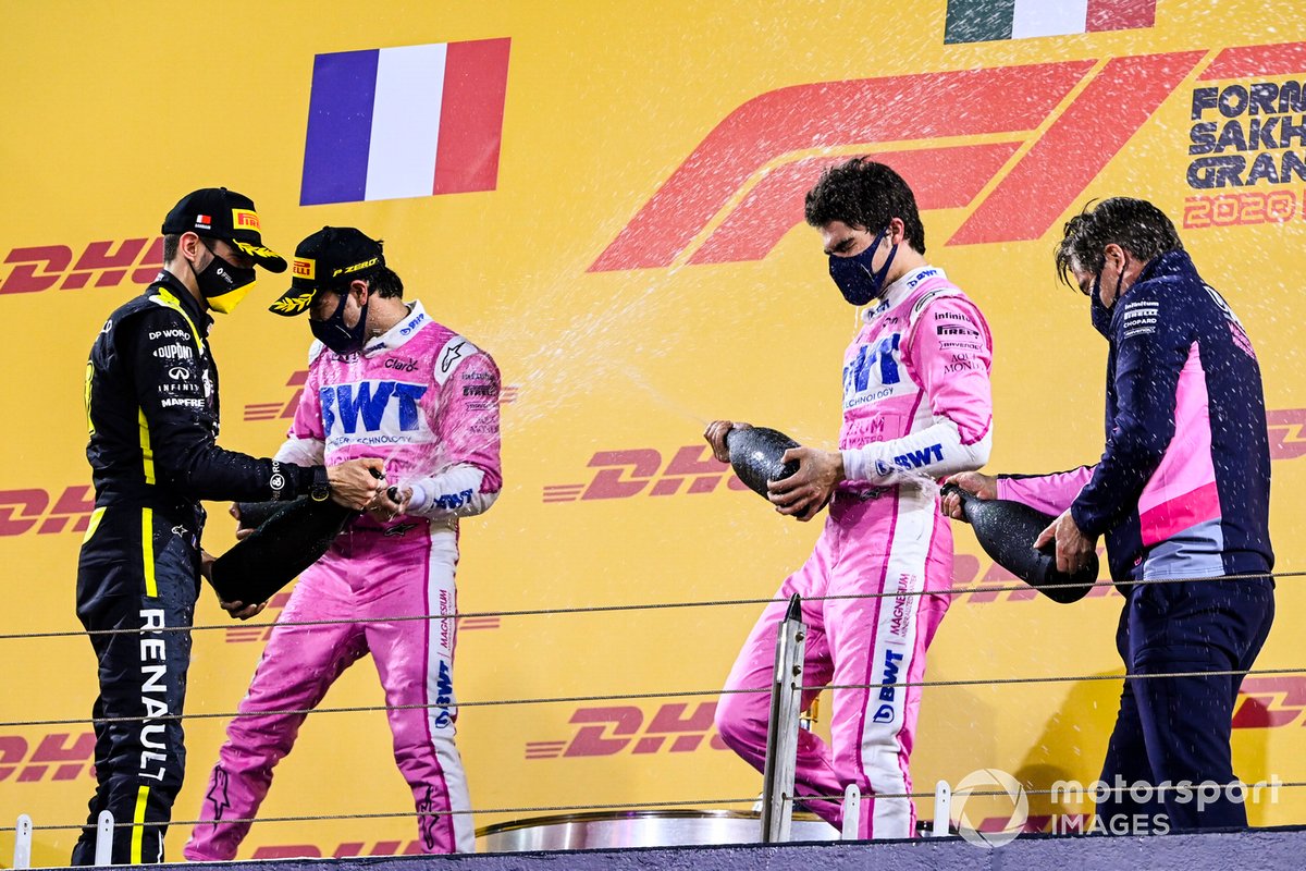 Podio: ganador Sergio Pérez, Racing Point, segundo lugar Esteban Ocon, Renault F1, y tercer lugar Lance Stroll, Racing Point, y Andy Stevenson, Director deportivo de Racing Point